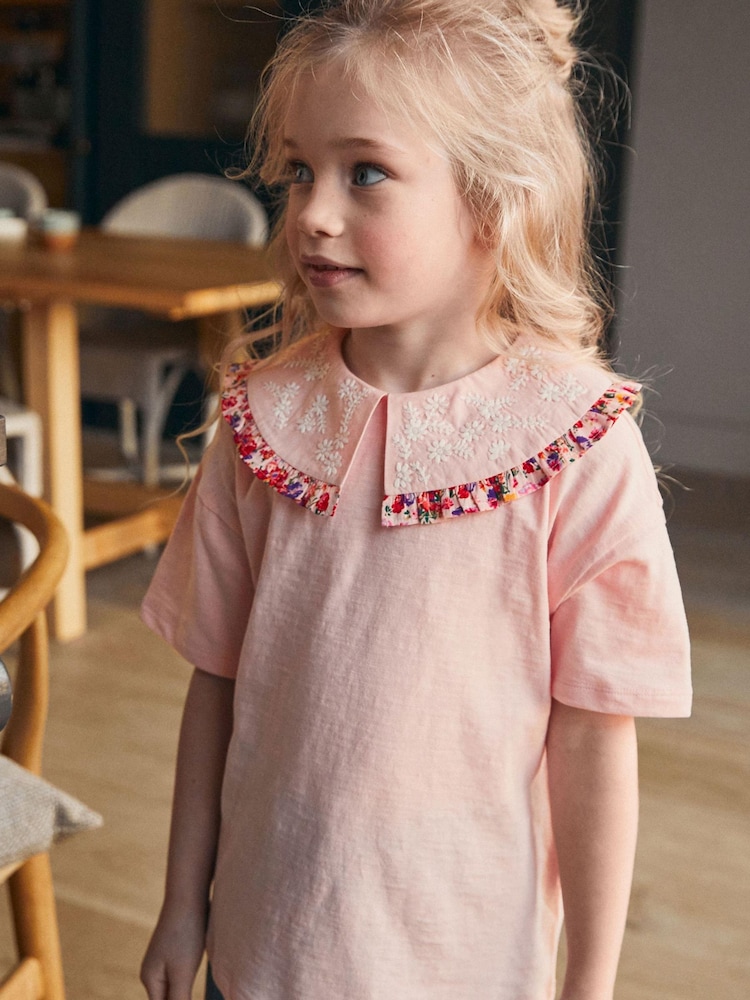 Pink - T-Shirt mit Blumenstickerei am Kragen (3–16 Jahre) - Bild 1 von 5