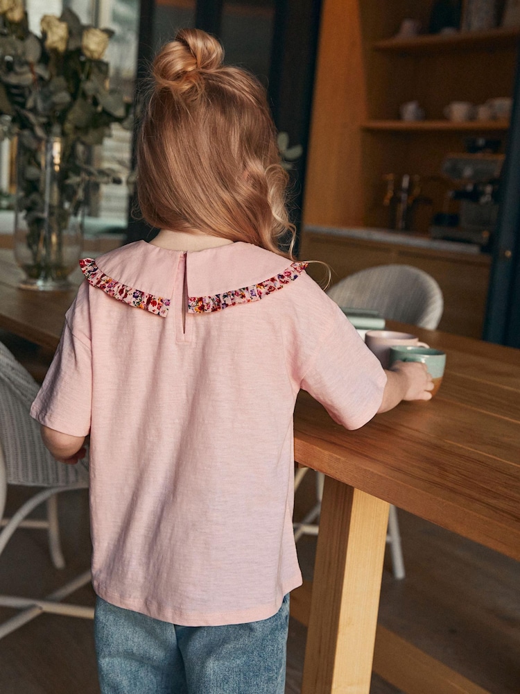Pink - T-Shirt mit Blumenstickerei am Kragen (3–16 Jahre) - Bild 2 von 5