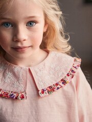 Pink - T-Shirt mit Blumenstickerei am Kragen (3–16 Jahre) - Bild 3 von 5