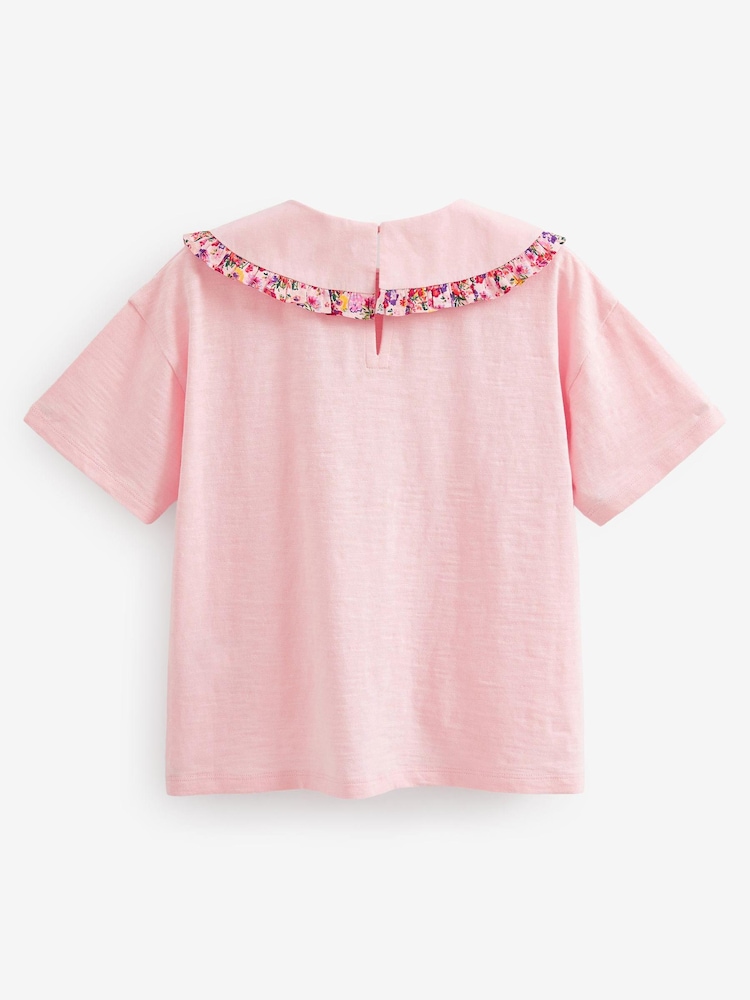 Pink - T-Shirt mit Blumenstickerei am Kragen (3–16 Jahre) - Bild 5 von 5