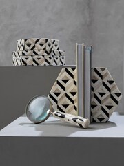 Fifty Five South Harlo sechseckige Buchstützen - Bild 5 von 5