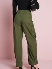 Khakigrün - Cargohose aus Baumwolle in Straight Fit mit Utility-Tasche - Bild 3 von 5