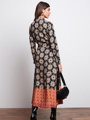 Schwarz mit Geo-Bordürenmuster - Langärmeliges Midi-Hemdkleid mit Gürtel - Bild 3 von 5