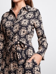 Schwarz mit Geo-Bordürenmuster - Langärmeliges Midi-Hemdkleid mit Gürtel - Bild 4 von 5