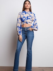 Dunkelblau - Jeans mit mittelhohem Bund, Schlag und Kettendetail - Bild 2 von 5