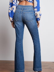 Dunkelblau - Jeans mit mittelhohem Bund, Schlag und Kettendetail - Bild 4 von 5