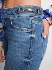 Dunkelblau - Jeans mit mittelhohem Bund, Schlag und Kettendetail - Bild 5 von 5