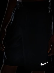 Negro - 9 pulgadas - Pantalones cortos sin forro para correr Dri-FIT Challenger de Nike - Imagen 10 de 10