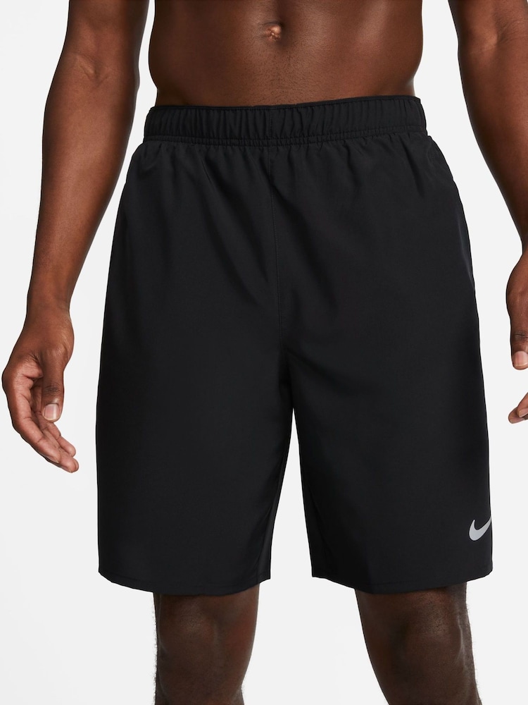 Negro - 9 pulgadas - Pantalones cortos sin forro para correr Dri-FIT Challenger de Nike - Imagen 2 de 10