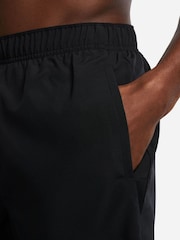 Negro - 9 pulgadas - Pantalones cortos sin forro para correr Dri-FIT Challenger de Nike - Imagen 4 de 10