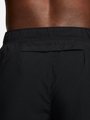 Negro - 9 pulgadas - Pantalones cortos sin forro para correr Dri-FIT Challenger de Nike - Imagen 7 de 10