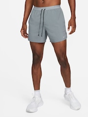 Gris - Pantalones cortos para correr Dri-FIT Stride de 5 pulgadas de Nike - Imagen 1 de 8