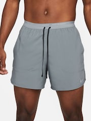 Gris - Pantalones cortos para correr Dri-FIT Stride de 5 pulgadas de Nike - Imagen 2 de 8