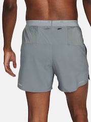 Gris - Pantalones cortos para correr Dri-FIT Stride de 5 pulgadas de Nike - Imagen 3 de 8