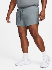 Gris - Pantalones cortos para correr Dri-FIT Stride de 5 pulgadas de Nike - Imagen 4 de 8