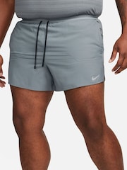 Gris - Pantalones cortos para correr Dri-FIT Stride de 5 pulgadas de Nike - Imagen 5 de 8