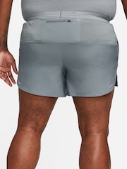 Gris - Pantalones cortos para correr Dri-FIT Stride de 5 pulgadas de Nike - Imagen 6 de 8