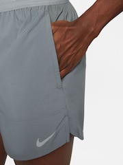 Gris - Pantalones cortos para correr Dri-FIT Stride de 5 pulgadas de Nike - Imagen 7 de 8