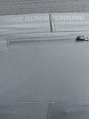 Gris - Pantalones cortos para correr Dri-FIT Stride de 5 pulgadas de Nike - Imagen 8 de 8