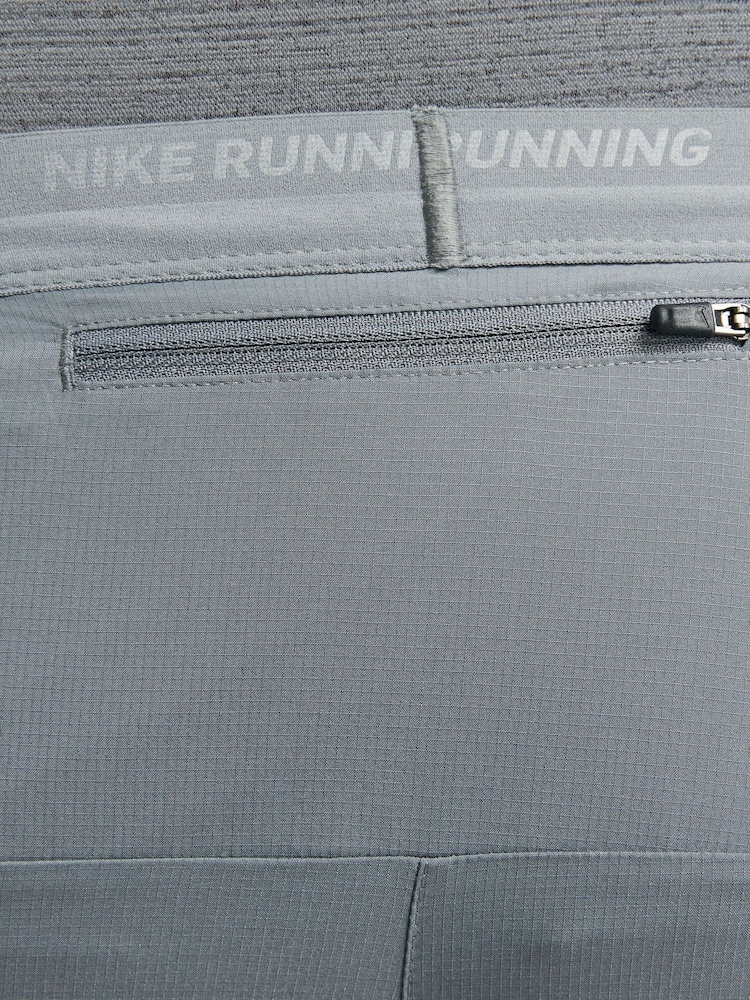 Gris - Pantalones cortos para correr Dri-FIT Stride de 5 pulgadas de Nike - Imagen 8 de 8