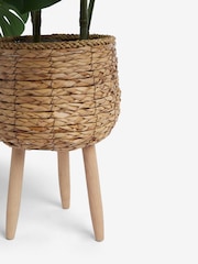 Künstliches Arrangement aus Pflanzenblättern in Rattantopf mit Beinen - Bild 2 von 4