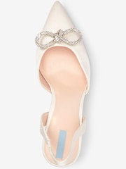 Bela slonokoščena - Poročni čevlji s pentljo in odprto peto Forever Comfort® Wedding Jewel - Slika 7 iz 9