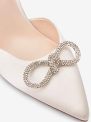 Bela slonokoščena - Poročni čevlji s pentljo in odprto peto Forever Comfort® Wedding Jewel - Slika 9 iz 9
