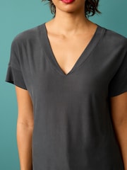 Anthrazitgrau - Premium T-Shirt mit hohem Modalanteil und V-Ausschnitt - Bild 2 von 5
