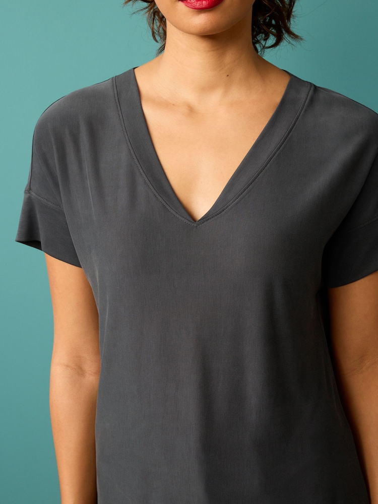 Anthrazitgrau - Premium T-Shirt mit hohem Modalanteil und V-Ausschnitt - Bild 2 von 5