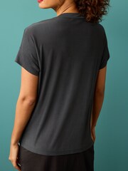 Anthrazitgrau - Premium T-Shirt mit hohem Modalanteil und V-Ausschnitt - Bild 3 von 5