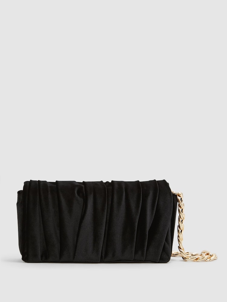 Schwarz - Reiss Camille Clutch aus Samt mit verdrehtem Design - Bild 1 von 7 Schwarz - Reiss Camille Clutch aus Samt mit verdrehtem Design - Bild 1 von 7