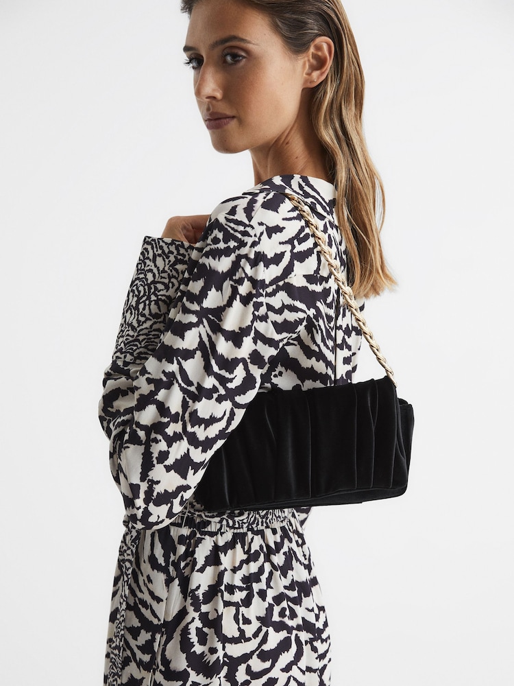 Schwarz - Reiss Camille Clutch aus Samt mit verdrehtem Design - Bild 2 von 7
