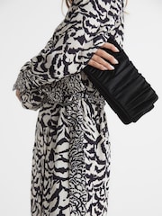 Schwarz - Reiss Camille Clutch aus Samt mit verdrehtem Design - Bild 3 von 7