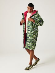Regatta Green/White Adult Waterproof Changing Robe - Image 7 of 15