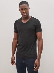 Dopasowana koszulka Tommy Hilfiger Core ze stretchem i dekoltem w szpic - Obraz 1 z 1