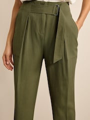 Grün - Hose in Tapered Fit mit Gürtel - Bild 2 von 4