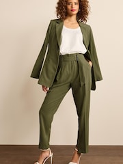 Grün - Hose in Tapered Fit mit Gürtel - Bild 3 von 4