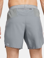 Серый - Nike шорты для бега 7 дюймов Dri-FIT Stride - Изображение 2 из 10