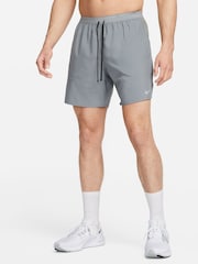 Серый - Nike шорты для бега 7 дюймов Dri-FIT Stride - Изображение 3 из 10