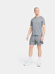 Серый - Nike шорты для бега 7 дюймов Dri-FIT Stride - Изображение 4 из 10