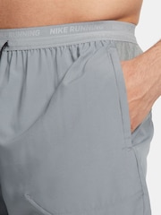 Серый - Nike шорты для бега 7 дюймов Dri-FIT Stride - Изображение 5 из 10