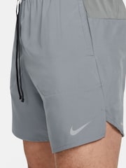 Серый - Nike шорты для бега 7 дюймов Dri-FIT Stride - Изображение 7 из 10