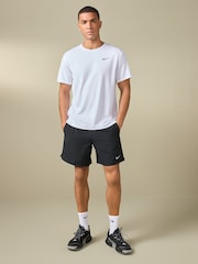 Czarny - 7 cale - Nike Challenger Dri-FIT 7 inch Briefs Lined Running Shorts - Image 2 of 7