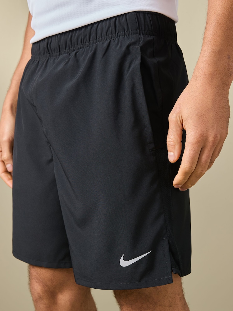 Czarny - 7 cale - Nike Challenger Dri-FIT 7 inch Briefs Lined Running Shorts - Image 6 of 7