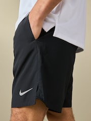 Czarny - 7 cale - Nike Challenger Dri-FIT 7 inch Briefs Lined Running Shorts - Image 7 of 7