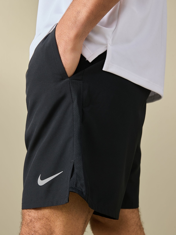 Czarny - 7 cale - Nike Challenger Dri-FIT 7 inch Briefs Lined Running Shorts - Image 7 of 7