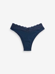 Marineblau/Aquablau/Violett/Creme - Slips aus Baumwollmischung mit Spitzenbesatz im 4er-Pack - Bild 7 von 9
