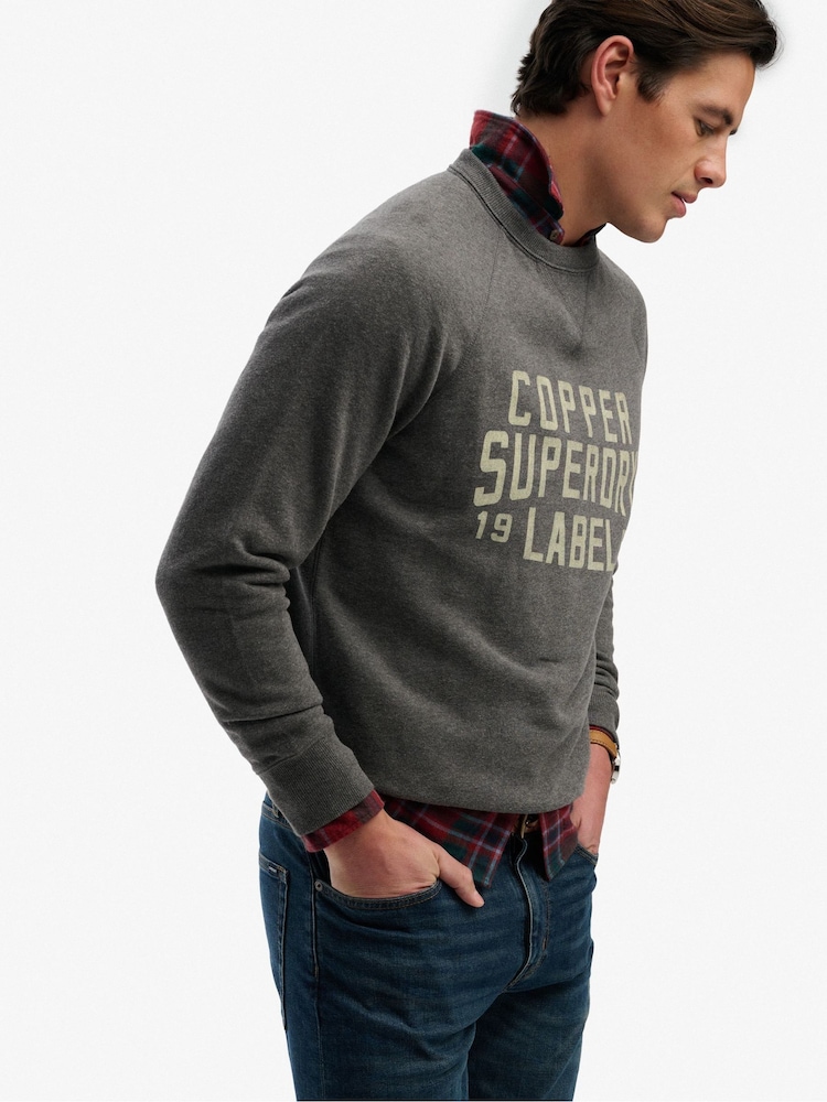 Grau - Superdry Micro Logo Rundhals-Pullover - Bild 1 von 6