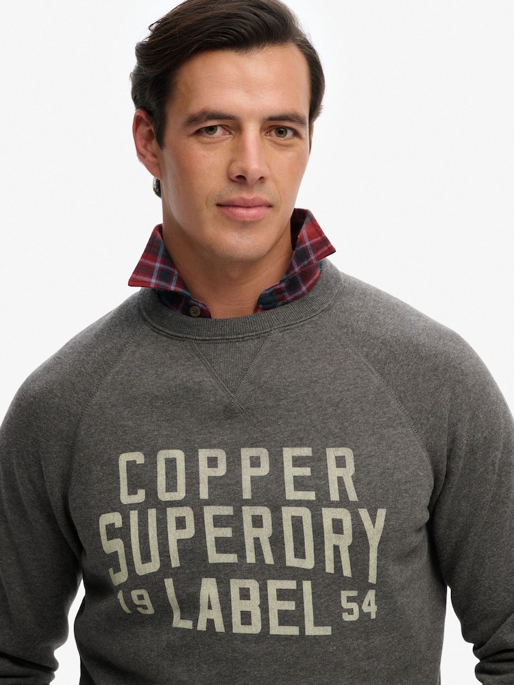 Grau - Superdry Micro Logo Rundhals-Pullover - Bild 2 von 6