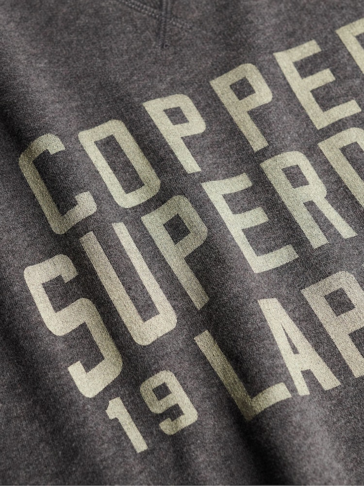Grau - Superdry Micro Logo Rundhals-Pullover - Bild 6 von 6